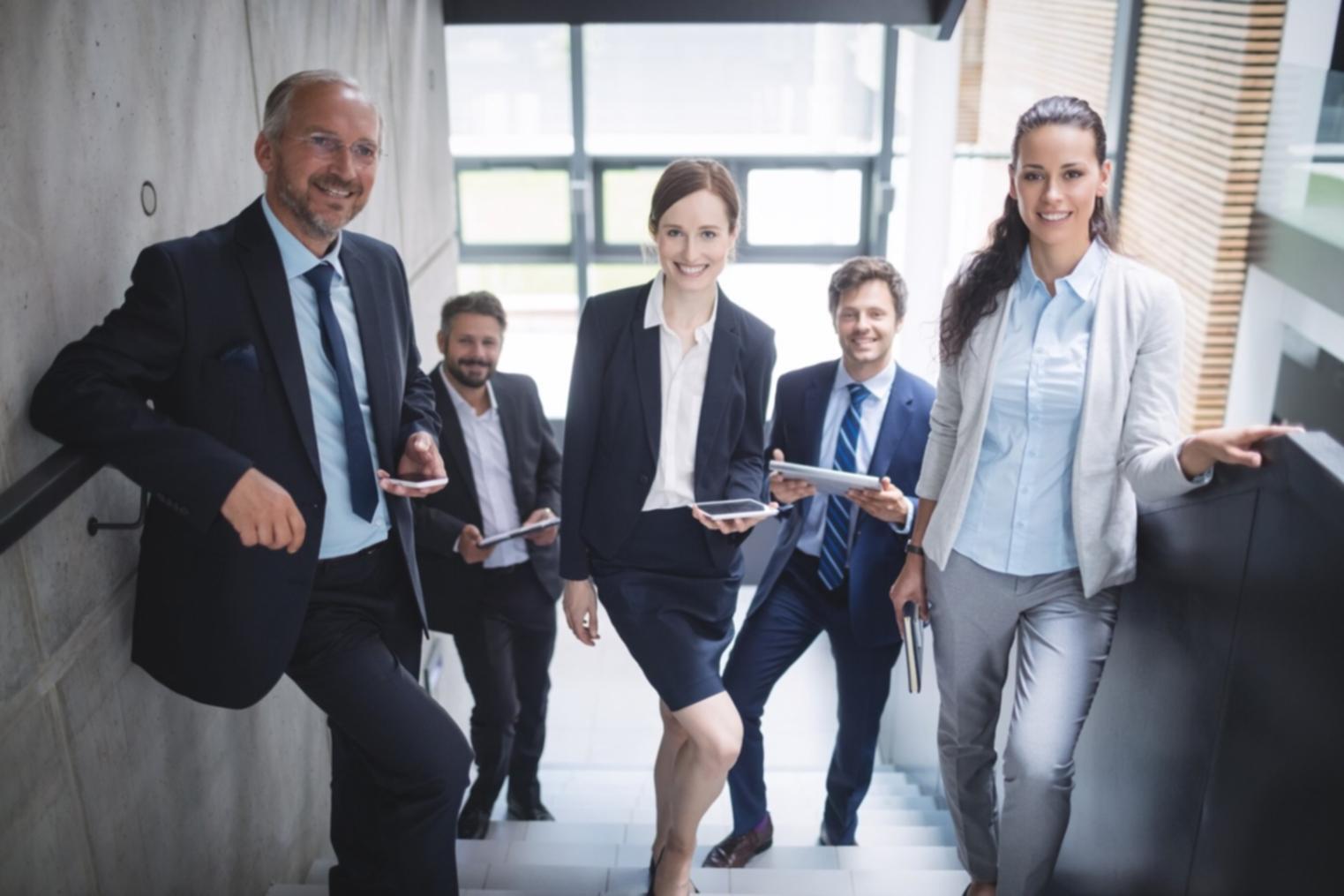 Environnement de travail collaboratif chez oliraventio avec analyses financières